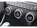 【気持ち良くご納車致します】仕上げ専門スタッフによる、専用ポリッシャーによるボディの磨き仕上げ、ホイール、タイヤハウス内側の清掃、内装の抗菌クリーニング、各部スイッチ、ハンドル、細部の清掃を行います。