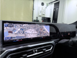 BMWカーブド・ディスプレイは、速度計などを表示する12.3インチの情報ディスプレイとカーナビゲーションなどを表示するタッチが可能な14.9インチのコントロールディスプレイが1枚のパネルになりました。
