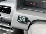 デジタル電圧計。撮影時はエアコン使用していたため13.3Vですが、通常時は14V以上までしっかり発電しています。