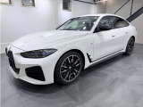 このM440iは他とは違いキドニーグリルやドアミラーカバーなどのエクステリアパーツをブラックアウト(純正/海外仕様)にしております。また、ブレーキキャリパーもオプションのグロスレッドとなります。
