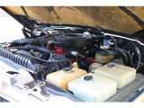 5.9L V8エンジン搭載。これまでしっかりとメンテナンスされてきたことがうかがえるエンジンルームです。