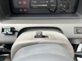 コラム上にあるハザードスイッチ、古い車の特徴ですね。
