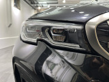 ブルーのデザインアクセントと『BMWLaser』のロゴにより視覚的にも個性を主張するBMWレーザーライトは、ハイビームモードを設定すると最長500mまでの距離を照射し夜間走行時にも快適な走行が可能です