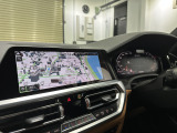 BMWライブコックピットは12.3インチ・マルチディスプレイメーターパネルと10.25インチワイド・コントロールディスプレイ(タッチパネル機能付)です。ナビゲーションシステムや地デジも備わります。