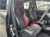 シートはオプションの「nismo」ロゴ入RECARO製ブラック/レッドバケットシートが装備されております。このシートが装着されておりますノートはなかなか見ません。このシート25万円します!!