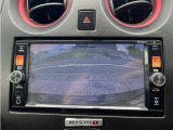 バックカメラも装備されておりますのでしっかりと後方を確認しながら駐車が可能です。安心して駐車が出来るのはポイントが高いです。オススメの装備です。