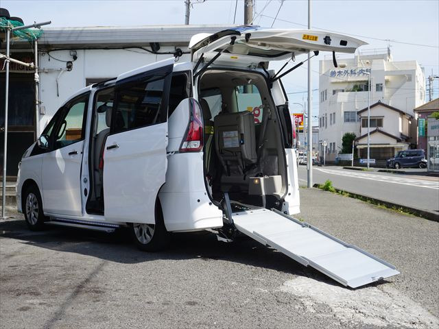 セレナ 2.0 B チェアキャブ スロープタイプ 車いす2名仕様 2列目3列目電動ウィンチ電...