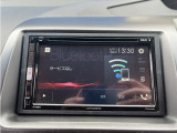 パイオニア製のディスプレイオーディオが装備されております。DVD再生やBluetooth機能など様々なメディアに対応しております。使いやすいオーディオです。