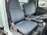 運転席シート、一部切れ箇所有り。