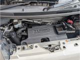 異音や油脂類の漏れもなく奇麗なエンジンルーム。納車整備時にはバッテリー、エンジンオイル、オイルフィルター、エアコンフィルター、ワイパーブレード、スマートキー電池など当店の整備メニューを施して納車します