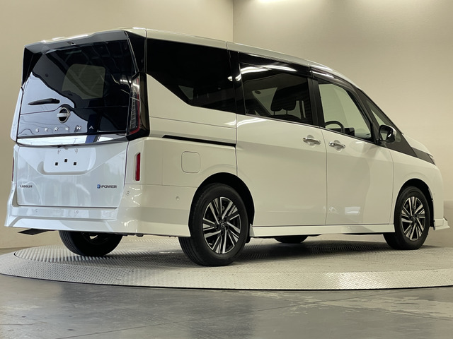 1UPJ-38141530]セレナ(FNC28)右テールランプ 中古 日産 e-POWER 中古