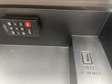 ☆ハンドル前の小物入れにもUSB端子が付いてます。お見逃し無く!!お問い合わせはTEL06-6430-1230 E-mail cars_genesis2007@yahoo.co.jpまで!!☆