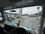 フロントガラス:ガラスにヒビ割れ無しです。道路の向こう側には『道の駅みかも』様駐車場が見えます。連日多くのドライバー様で賑わっています♪😊栃木県栃木市ハイトレーディング