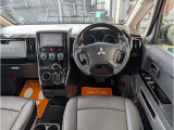 ガラスが大きく見晴らしの良い運転席&助手席です。目線が高いと渋滞や長距離運転などでは気持ちにも余裕が出て疲れの軽減にもなりますよ。新品のコンビハンドルがワンポイントです。