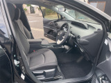 運転席も広々としており、快適にドライブを楽しめますよ〜!!