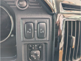 パワースライドドアはもちろん両側ともに装着されてます!運転席の操作ボタンの他、スマートキーのボタンでも開閉操作可能です。