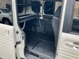 お仕事や趣味などマルチに使える十分な荷室スペースを確保しております。セカンドシートを倒すと、大きな荷物の積載も可能です♪