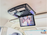 フリップダウンモニターは定番のアルパイン製10インチ型となります。後席の方にも人気の装備品です。
