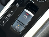 電動パーキングブレーキに加え、ブレーキから足を離しても停車状態をキープするオートホールド機能を搭載。渋滞の停止時やショッピングセンターの駐車場待ちなどでの坂道発進時に大変便利なアイテムです。
