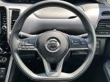 3本スポークのマルチファンクションスイッチ付きステアリング。視線をそらさずに安全運転をサポートするアイテムです。