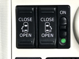 両側電動スライドドアを装備。ドアノブに加え運転席から開閉が可能です。小さいお子様の安全のためにカットオフスイッチも装備しています。