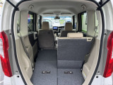 シートが独立で倒れてくれるので大型の荷物も積み込み可能!