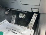G-Sパッケージなのでアルミ製ペダルとなります。