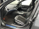 前席には便利なパワーシート(運転席側メモリー機能付)が装備されています。運転席・助手席共に使用感もほとんどなく、とても綺麗な状態です。シート表皮の擦れも見受けられません。