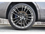 【気持ち良くご納車致します】仕上げ専門スタッフによる、専用ポリッシャーによるボディの磨き仕上げ、ホイール、タイヤハウス内側の清掃、内装の抗菌クリーニング、各部スイッチ、ハンドル、細部の清掃を行います。