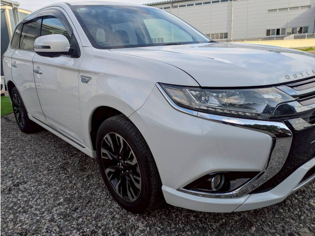 三菱 アウトランダーPHEV 2.0 G ナビパッケージ 4WD 100V電源 充電