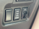 ●【2WD&hArr;4WD切り替えスイッチ】4WDモードのときに前輪がスリップすると、エンジンの出力を制限するトラクション制御機能が働きスリップ量を抑えます。