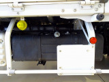 燃料タンク100L タイヤ止め2個 左シャシ中央工具箱 右シャシリア3連タイヤチェーンフック