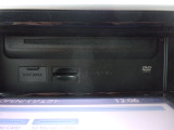 CD,DVD,SDカードスロットル。