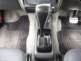 フロアのオートマのシフトノブです。4WDのジムニーと言っても、普通のお車感覚でお乗り頂けます。そしてぬかるみや雪道に最強なのでバランスの良いお車です。車検2年をお付けしていますのですぐにお乗り頂けます。