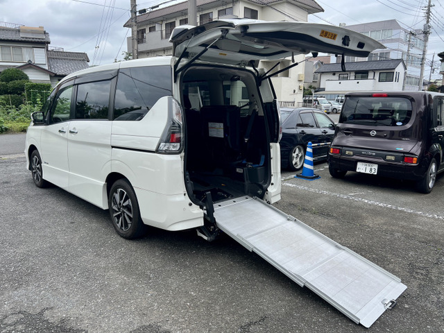 セレナ 1.2 e-POWER ハイウェイスター チェアキャブ スロープタイプ 車いす1名 サー...