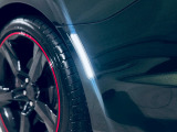 【展示場】車両スペースで、いつでも明るいライトの下で天候に左右されることなくはっきりと車の状態を確認することができます。専用駐車場有り。電車でお越しの際はご連絡いただければお迎えに上がります【送迎】