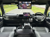 禁煙車なので室内ににおいはなく、距離もあさいから中古車特有の古びた匂いもないので気持ちよくお使いいただけます。あとで触れますが気づきました?アルパインフリップダウンモニター付きなんですよ!