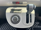 オートエアコン車です。快適な温度を設定するだけの季節を問わない便利装備です。
