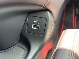 運転席側にUSBポート、助手席側にUSB タイプCポートございます。