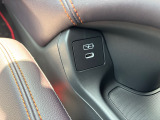 運転席側にUSBポート、助手席側にUSB タイプCポートございます。