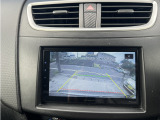 バックカメラも装備されておりますのでしっかりと後方を確認しながら駐車が可能です。安心して駐車が出来るのはポイントが高いです。オススメの装備です。