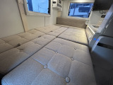 ダイネットも簡単にベッド展開可能です!寸法は219cm&times;117cmとなっております!