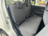 後部座席も綺麗な状態が維持されております。ワゴンRは背が高いお車なのであまり窮屈感は感じません。大人が乗っても快適にお乗り頂けるお車になっております。