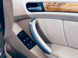 【展示場】車両スペースで、いつでも明るいライトの下で天候に左右されることなくはっきりと車の状態を確認することができます。専用駐車場有り。電車でお越しの際はご連絡いただければお迎えに上がります【送迎】