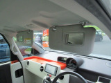★運転席・助手席にバニティミラーを装備。