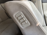 運転席からでも助手席のパワーシートは操作可能です。