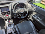 運転席アングルです。STI専用シート(電動パワーシート付き)パドルシフトでスポーティな走りお楽しみいただけます。