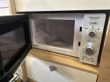 クルマ旅にとても便利な電子レンジもインストール!