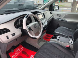 運転席周り等も綺麗な状態です!内装はハーフレザーシートです。パナソニックストラーダHDDナビで地デジ対応・DVDビデオ再生・USB・AUXにも対応!後席フリップダウンモニター!ETC!