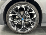 EditionShadow専用装備の19インチBMWIndividualアロイホイール・Yスポーク・スタイリング1038Iバイカラー。タイヤも一皮剥けた程度のコンディションとなります。